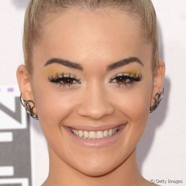 Rita Ora usou uma maquiagem delicada com sombra amarela esfumada e v?rias camadas de m?scara para c?lios